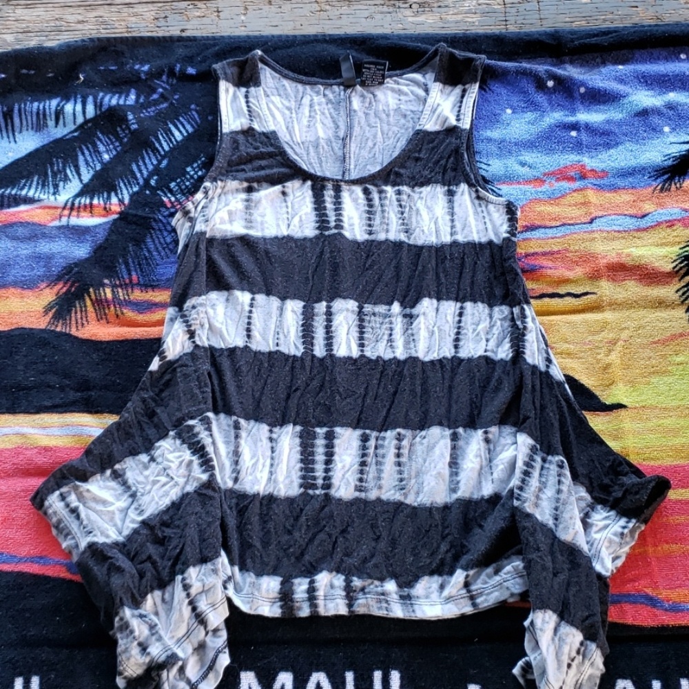 Sleeveless top, symetrically hangs at your side